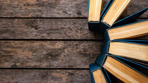 Conferencia - Macarras ib&eacute;ricos - Biblioteca de Navarra.
<a href="https://www.freepik.es/foto-gratis/vista-superior-mesa-madera-libros-espacio-copia_12151896.htm#fromView=search&page=1&position=1&uuid=0e6c9177-2a0e-43ef-8383-0e5ba74f15a9">Imagen de freepik</a>