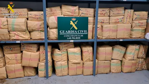 La Guardia Civil intercepta una neum&aacute;tica con m&aacute;s de dos toneladas de hach&iacute;s en el litoral de Gran Canaria. Cedida