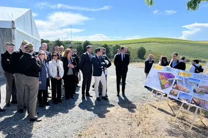 La ministra de Defensa, Margarita Robles, durante su visita a las obras de la base log&iacute;stica del Ej&eacute;rcito de Tierra (BLET) 'General de ej&eacute;rcito Javier Varela', en C&oacute;rdoba. POOL MONCLOA