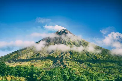 Monta&ntilde;a.
Foto de Archie Binamira: https://www.pexels.com/es-es/foto/enfoque-selectivo-fotografiado-de-green-mountain-913215/
