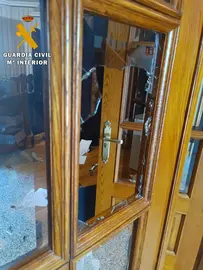 Imagen de la puerta da&ntilde;ada.
Cedida
