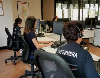 Enfermeras atendiendo el servicio de Consejo Sanitario de Navarra, disponible desde el tel&eacute;fono 948 290 290 y el correo electr&oacute;nico consejosalud@navarra.es. GN