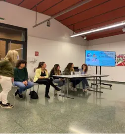 De izqda. a drcha. Ana Uzqueda, Concejala del Ayuntamiento de Caparroso, Ux&uacute;a Legaz, enfermera del Consultorio de Caparroso, Leticia Valencia, Trabajadora Social de la Mancomunidad de Servicios Sociales de Base de la Zona de Olite, Raquel Carrera, enfermera del Consultorio de Caparroso, Raquel Sanz, enfermera del Centro de Salud de Olite y M&oacute;nica Garc&iacute;a, Trabajadora Social de la Zona B&aacute;sica de Salud de Olite.
Cedida