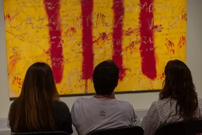Alumnos de la Universidad de Navarra realizando un visual thinking ante L'Esperit Catal&agrave;, de T&agrave;pies. Museo Universidad de Navarra/Manuel Castells.
Museo Universidad de Navarra