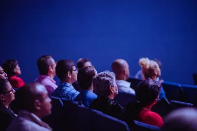 Foto de Luis Quintero: https://www.pexels.com/es-es/foto/personas-sentadas-en-sillas-para-pandillas-2774556/