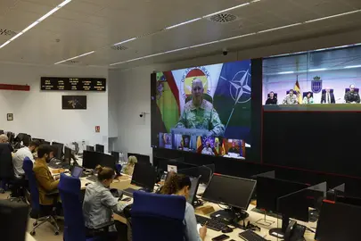 La ministra de Defensa, Margarita Robles, mantiene una videoconferencia con los mandos de las misiones y contingentes espa&ntilde;oles en Irak, Mali, L&iacute;bano y Operaci&oacute;n 'Atalanta'. POOL MONCLOA