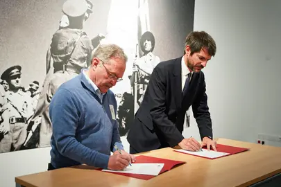 El ministro de Cultura, Ernest Urtasun, durante la firma con la Asociaci&oacute;n de Amigos de las Brigadas Internacionales.POOL MONCLOA