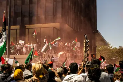 Manifestaci&oacute;n en Gaza.
Foto de Chrisna Senatus: https://www.pexels.com/es-es/foto/ciudad-edificio-banderas-multitud-7918088/