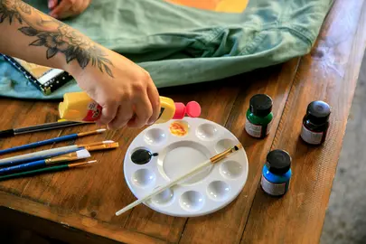 Cafeteando - Quedadas creativas: pintando camisetas - Casa de la Juventud.
Foto de RDNE Stock project: https://www.pexels.com/es-es/foto/chaqueta-diseno-creatividad-pintar-10474194/