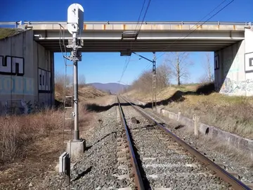 Imagen del tren actual a su paso por Sakana, se puede apreciar el espacio dejado para instalar otra v&iacute;a, a la izquierda de la imagen, tanto en el puente como en la trinchera. Sustrai Erakuntza