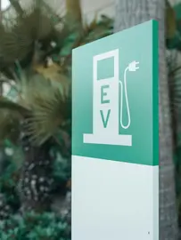 Veh&iacute;culo el&eacute;ctrico.
Foto de Kindel Media: https://www.pexels.com/es-es/foto/firmar-tecnologia-simbolo-innovacion-9799997/