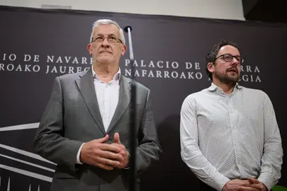 El vicepresidente Taberna y Joseba Asiain, en su comparecencia de hoy para valorar el dictamen del Consejo de Navarra sobre la reforma de la LORAFNA. Miguel Os&eacute;s - GN.