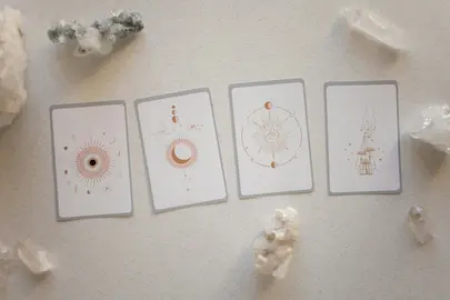 Foto de KATRIN  BOLOVTSOVA: https://www.pexels.com/es-es/foto/rocas-piedras-tarjetas-cartas-6766456/