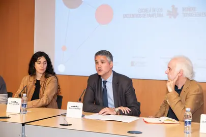 El director general de Cultura, Ignacio Apeztegu&iacute;a, flanqueado por la artista Marina Lameiro (izda.) y el comisario de los Encuentros de Pamplona, Ram&oacute;n Andr&eacute;s (dcha.) GN