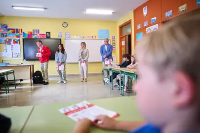 La consejera L&oacute;pez, durante la presentaci&oacute;n de un folleto del 112 destinado a ni&ntilde;as y ni&ntilde;os. GN