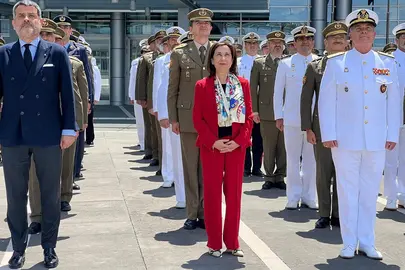 La ministra de Defensa, Margarita Robles, junto a los mandos y el contingente espa&ntilde;ol destinado en el Cuartel General del Mando Aliado Conjunto de la OTAN en N&aacute;poles. POOL MONCLOA