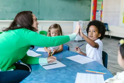 Foto de RDNE Stock project: https://www.pexels.com/es-es/foto/mujer-escritorio-sentado-colegio-8363771/