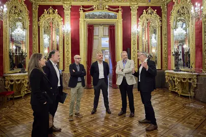 El vicepresidente F&eacute;lix Taberna y Txerra Garc&iacute;a de Eulate con representantes de Instituci&oacute;n Futuro en el sal&oacute;n del trono del Palacio de Navarra. GN