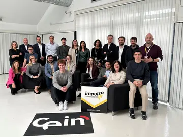 En el centro, la directora gerente de CEIN, Mar&iacute;a Sanz de Galdeano, y la directora general de Energ&iacute;a, I+D+i empresarial y Emprendimiento, Uxue Itoiz, junto con las empresas participantes en Impulso emprendedor y sus mentores. GN