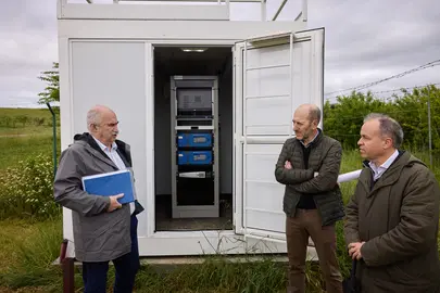 El consejero de Desarrollo Rural y Medio Ambiente, Jos&eacute; Mari Aierdi, junto al jefe de secci&oacute;n de calidad de aire y cambio clim&aacute;tico, Javier Vera, y el vicerrector de investigaci&oacute;n de la UPNA, Patxi Arregui. GN