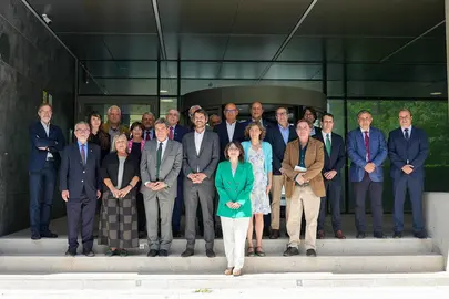 El ministro para la Transformaci&oacute;n Digital y de la Funci&oacute;n P&uacute;blica, Jos&eacute; Luis Escriv&aacute; y el ministro de Cultura, Ernest Urtasun, junto a los representantes de las instituciones que participan en el convenio. POOL MONCLOA