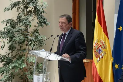 El ministro de Agricultura, Pesca y Alimentaci&oacute;n, Luis Planas, durante la presentaci&oacute;n del libro del diplom&aacute;tico Francisco Javier Elorza. POOL MONCLOA