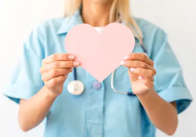 <a href="https://www.freepik.es/foto-gratis/vista-frontal-doctora-estetoscopio-corazon-papel_9638663.htm#fromView=search&page=1&position=0&uuid=5ff2dc21-5c93-49f1-8390-5de786102293">Imagen de freepik</a>