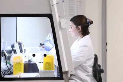 Visita al Centro de Secuenciaci&oacute;n Masiva de genoma humano de NASERTIC. GN