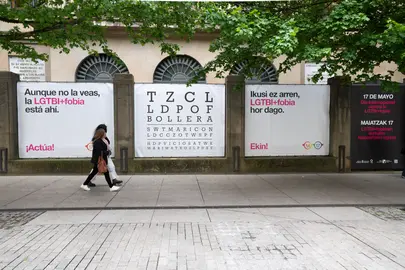Lona de la campa&ntilde;a contra la LGTBIfobia colocados en el Palacio de Navarra con motivo del 17M. GN