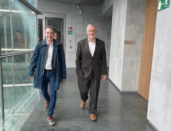 El vicepresidente F&eacute;lix Taberna y Luis Campos de camino a su comparecencia de hoy en el Parlamento de Navarra para explicar el Plan Director de Evaluaci&oacute;n. GN