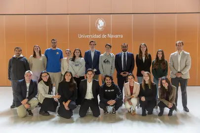 El embajador Omar Obaid Alshamsi junto a estudiantes del grado de Relaciones Internacionales de la Universidad de Navarra. Universidad de Navarra