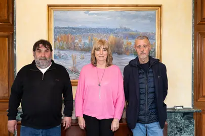 De izda. a dcha., el decano del Colegio Oficial de Doctores y Licenciados en Ciencias Pol&iacute;ticas y Sociolog&iacute;a de Navarra, Manuel Rodr&iacute;guez, la vicepresidenta Ollo y el director general de Memoria y Convivencia, Mart&iacute;n Zabalza. GN