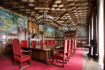 Antiguo sal&oacute;n de sesiones del Palacio de Navarra, decorado con pinturas murales que Gustavo de Maeztu. GN