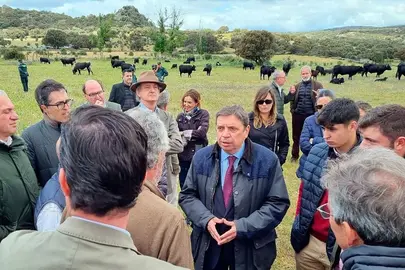 El ministro de Agricultura, Pesca y Alimentaci&oacute;n, Luis Planas, durante su visita a la Real Asociaci&oacute;n de Criadores de Raza Avile&ntilde;a Negra Ib&eacute;rica. POOL MONCLOA