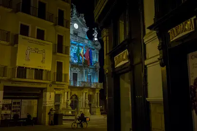 El Ayuntamiento celebra este jueves el D&iacute;a Internacional de la Enfermedad Celiaca con la fachada iluminada en color azul. AP