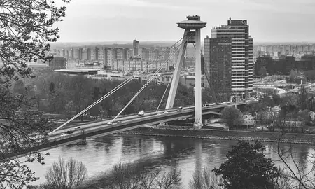 Nov&yacute; Most de Bratislava.
Imagen de <a href="https://pixabay.com/es/users/dimitrisvetsikas1969-1857980/?utm_source=link-attribution&utm_medium=referral&utm_campaign=image&utm_content=7982238">Dimitris Vetsikas</a> en <a href="https://pixabay.com/es//?utm_source=link-attribution&utm_medium=referral&utm_campaign=image&utm_content=7982238">Pixabay</a>