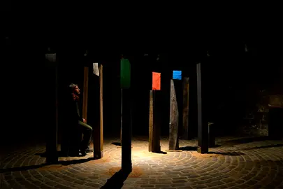 El artista pamplon&eacute;s Javier Poveda lleva al Horno de la Ciudadela la firmeza y verticalidad del roble, en un juego de luces y sombras, de color y de oscuridad. AP