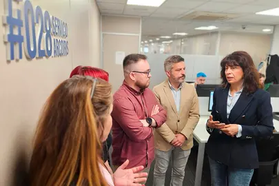 La ministra de Igualdad, Ana Redondo, visita las instalaciones del servicio de atenci&oacute;n a los delitos de odio y de discriminaci&oacute;n hacia las personas lgtbi+ con motivo del D&iacute;a Internacional contra la lgtbifobia. POOL MONCLOA