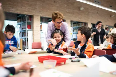 La Presidenta Chivite, en su visita de hoy al taller celebrado en el Museo de Navarra con alumnado de 3&ordm; de Infantil. GN