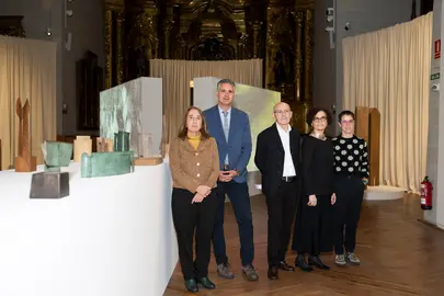De izda. a dcha., Susana Irigaray, jefa de la Secci&oacute;n de Museos de Gobierno de Navarra; Ignacio Apeztegu&iacute;a; Jos&eacute; Ram&oacute;n Anda; la directora del Museo de Navarra, Mercedes Jover; y Ana Garc&iacute;a, dise&ntilde;adora de la exposici&oacute;n. GN