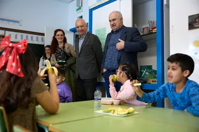 El consejero de Desarrollo Rural y Medio Ambiente, Jos&eacute; Mari Aierdi, visita el Colegio P&uacute;blico de Infantil y Primaria de San Jorge con motivo de la campa&ntilde;a de reparto de fruta en las aulas. GN