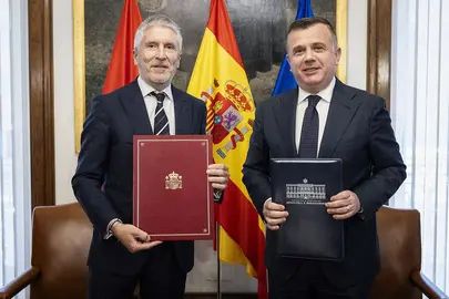 El ministro del Interior, Fernando Grande-Marlaska, y su hom&oacute;logo alban&eacute;s, Taulant Balla, tras la firma de acuerdos. POOL MONCLOA