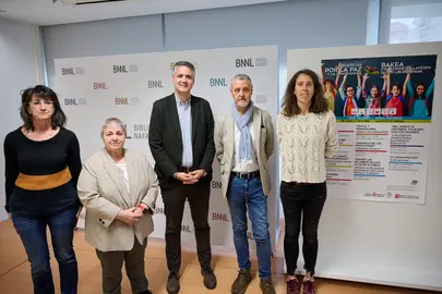 De izda. a dcha., Clara Flamarique, del Servicio de Bibliotecas; Asun Maestro, directora de ese Servicio; Ignacio Apeztegu&iacute;a, director general de Cultura; Mart&iacute;n Zabalza, director general de Memoria y Convivencia; e Irati Goicoechea, directora del Servicio de Convivencia y Derechos Humanos. GN