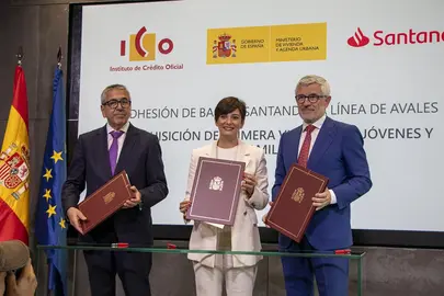 Foto de familia del acto de adhesi&oacute;n de Banco Santander al convenio entre el Ministerio de Vivienda y Agenda Urbana y el Instituto de Cr&eacute;dito Oficial. POOL MONCLOA