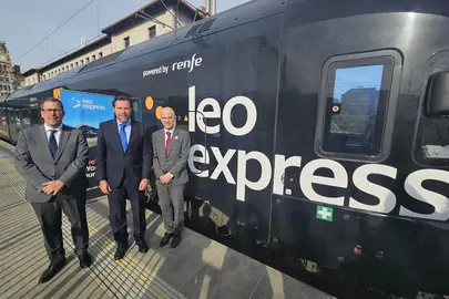 El ministro de Transportes y Movilidad Sostenible, &Oacute;scar Puente, durante la visita a la empresa ferroviaria checa Leo Express. POOL MONCLOA