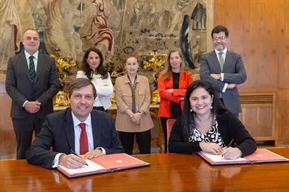 En primer t&eacute;rmino, &Aacute;lvaro Balibrea, gerente de la Universidad de Navarra y Beatriz Guill&eacute;n, directora de Ventas Globales de Iberia. 
Detr&aacute;s, de izquierda a derecha: Pablo Riveros, subdirector del servicio de Compras de la Universidad; Irantzu Urzelai, account manager de Iberia y Bristish Airways, Chris Valenzuela, responsable de Desarrollo Internacional del Cima, Pilar Lorenzo, directora de Ni&ntilde;os contra el C&aacute;ncer e I&ntilde;igo Goenaga, director de desarrollo corporativo en Cl&iacute;nica Universidad de Navarra. UNIVERSIDAD DE NAVARRA