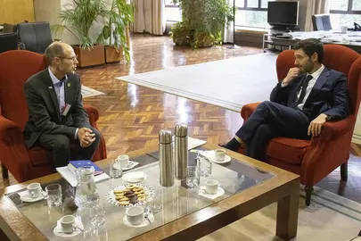 El ministro de Derechos Sociales, Consumo y Agenda 2030, Pablo Bustinduy, durante su reuni&oacute;n con el relator especial de la ONU sobre Pobreza y Derechos Humanos, Olivier De Schutter. POOL MONCLOA