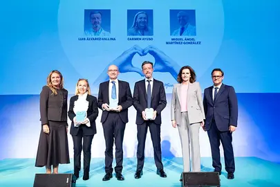 Entrega de los Premios Admirables en Investigaci&oacute;n 2024: De izquierda a derecha, Rosario Serrano (Unidad Editorial); los cient&iacute;ficos premiados Carmen Ayuso, jefa de Servicio de Gen&eacute;tica de la FDJ; Miguel &Aacute;ngel Mart&iacute;nez Gonz&aacute;lez, catedr&aacute;tico de Salud P&uacute;blica en la Universidad de Navarra, y Luis &Aacute;lvarez-Vallina, jefe de la Unidad de Inmunoterapia del Hospital 12 de Octubre de Madrid; Laura M&uacute;gica (Unidad Editorial) y Daniel Aparicio (Unidad Editorial).  (Foto: LUIS CAMACHO)