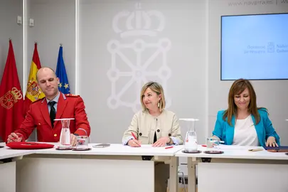 De izda. a dcha., el Jefe de Polic&iacute;a Foral, Iv&aacute;n Ortueta, la consejera L&oacute;pez, y la consejera  de Presidencia, Administraciones P&uacute;blicas, Justicia y Seguridad de Canarias, Nieves Lady Barreto, en un momento de la reuni&oacute;n. Imagen de Miguel Oses para GN