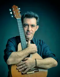 Ra&uacute;l Rodr&iacute;guez recibe el Premio Internacional Cubadisco 2024 por el &aacute;lbum 'La Raz&oacute;n El&eacute;ctrica'. INNERCIA